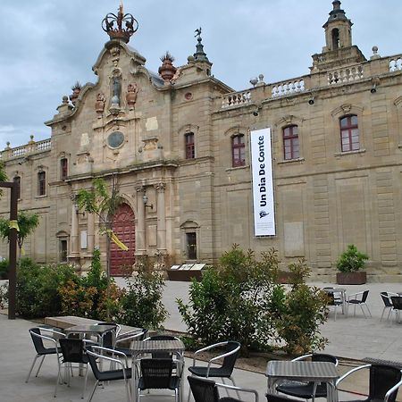 Hostal Universitat Сервера Екстериор снимка