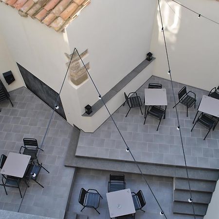 Hostal Universitat Сервера Екстериор снимка