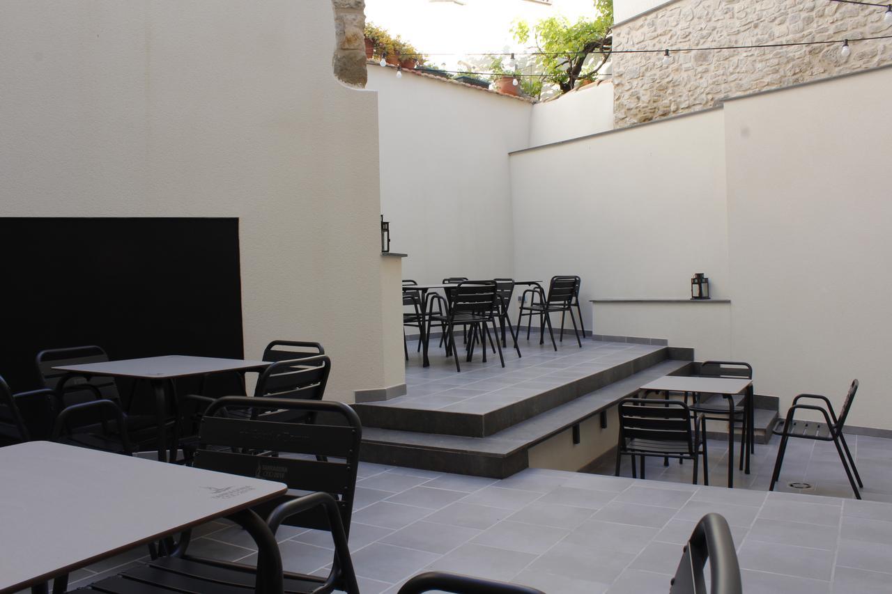 Hostal Universitat Сервера Екстериор снимка