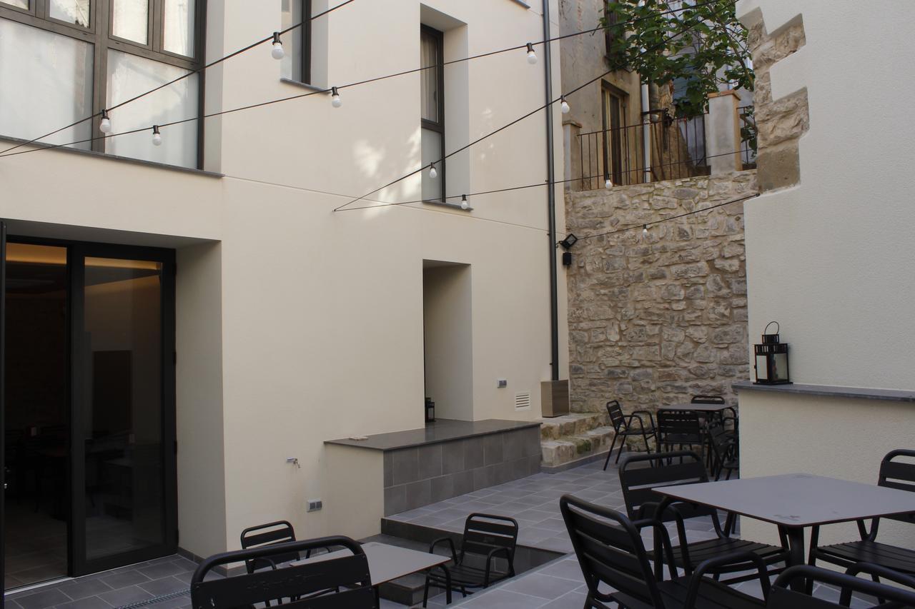 Hostal Universitat Сервера Екстериор снимка