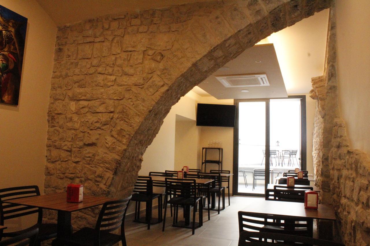 Hostal Universitat Сервера Екстериор снимка