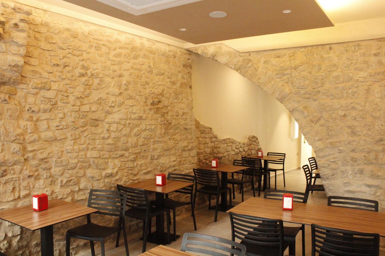 Hostal Universitat Сервера Екстериор снимка