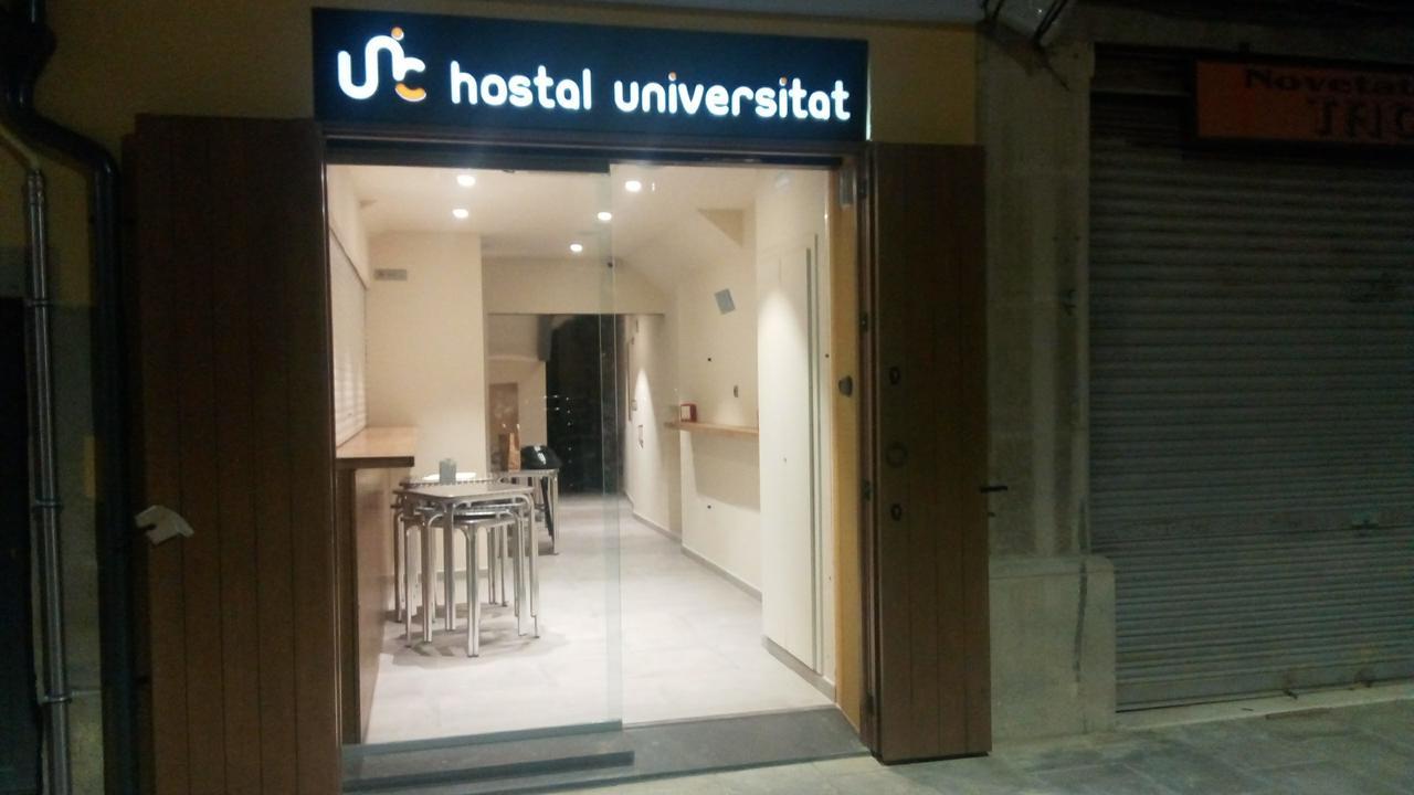 Hostal Universitat Сервера Екстериор снимка
