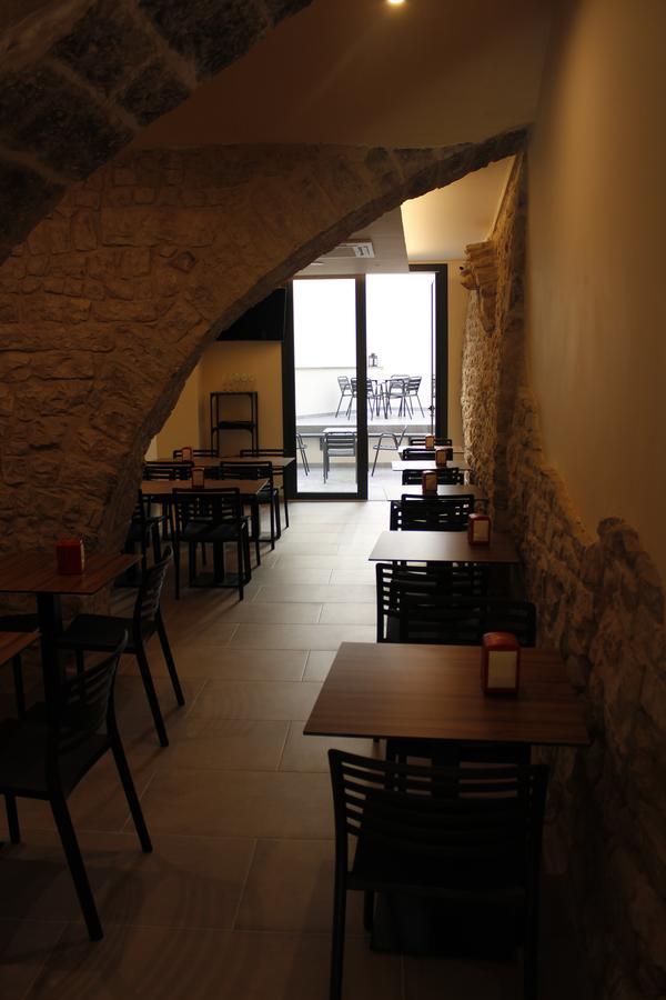 Hostal Universitat Сервера Екстериор снимка
