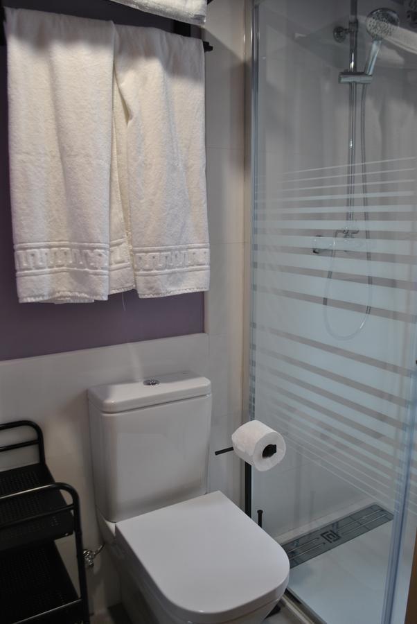 Hostal Universitat Сервера Екстериор снимка