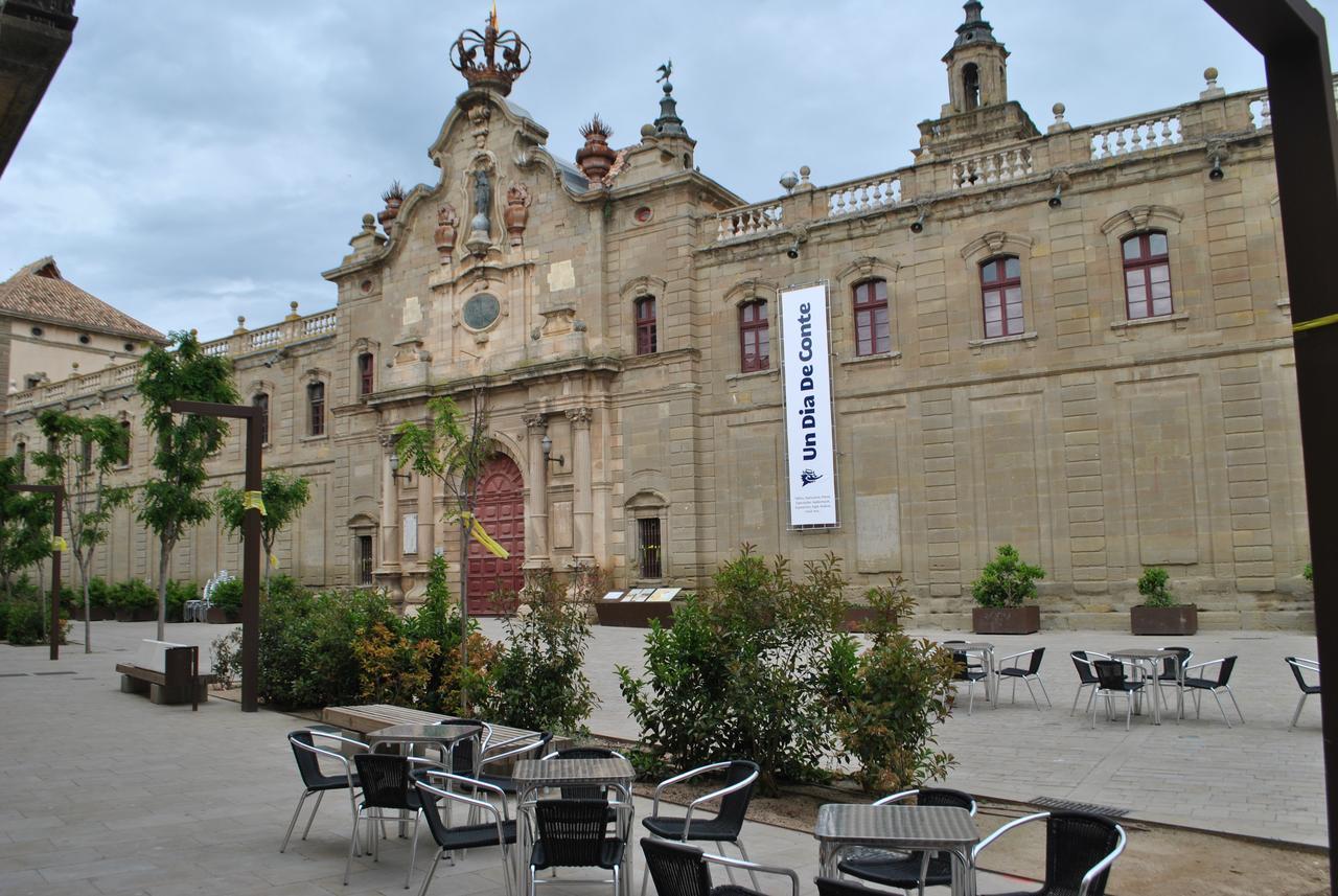 Hostal Universitat Сервера Екстериор снимка