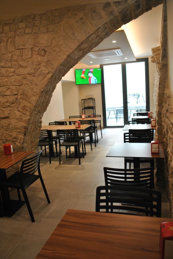 Hostal Universitat Сервера Екстериор снимка
