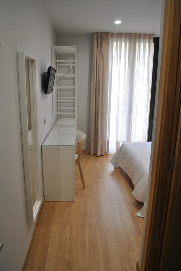 Hostal Universitat Сервера Екстериор снимка