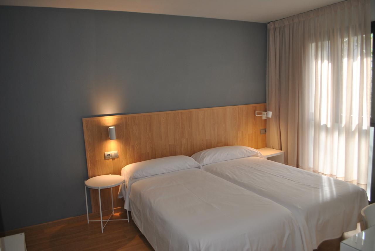 Hostal Universitat Сервера Екстериор снимка