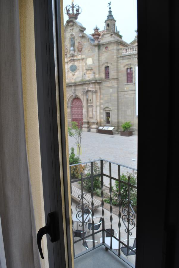 Hostal Universitat Сервера Екстериор снимка