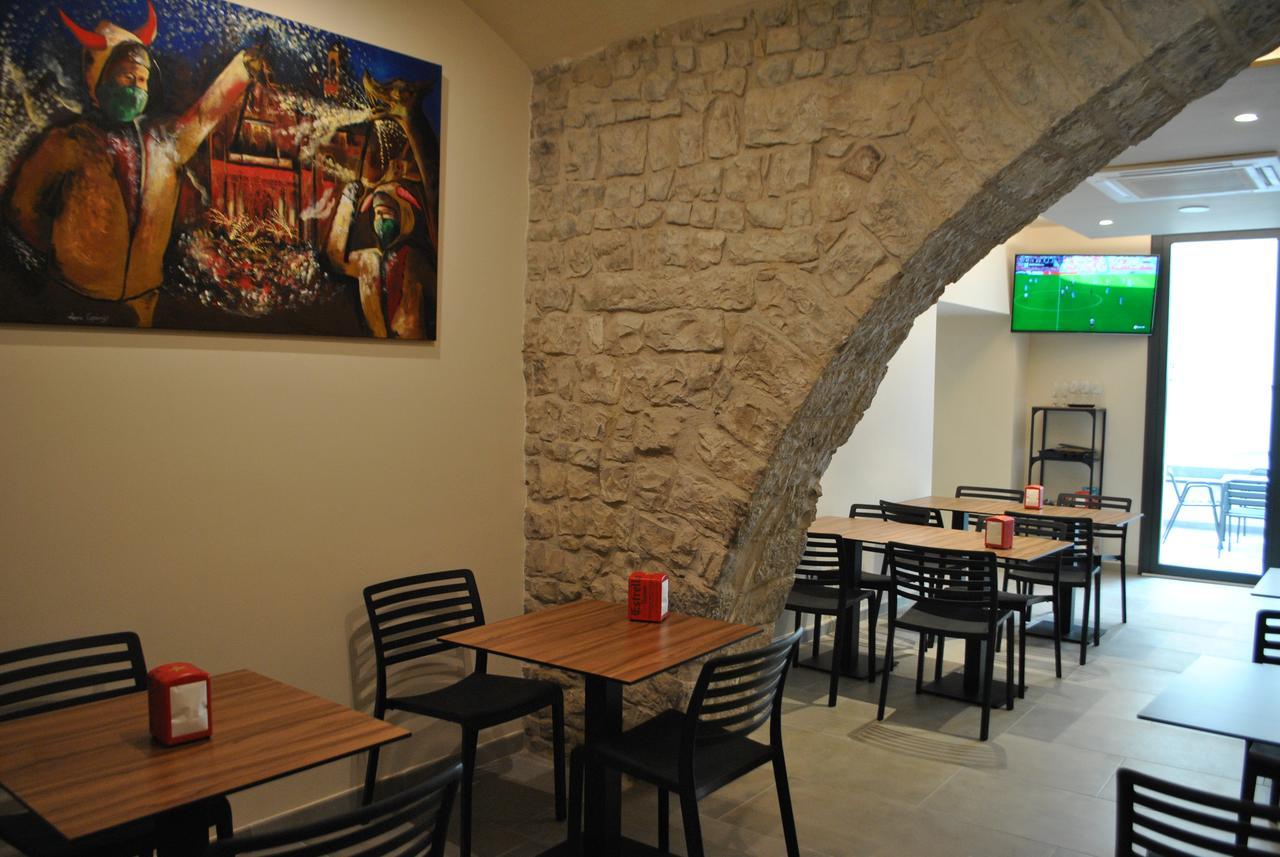Hostal Universitat Сервера Екстериор снимка