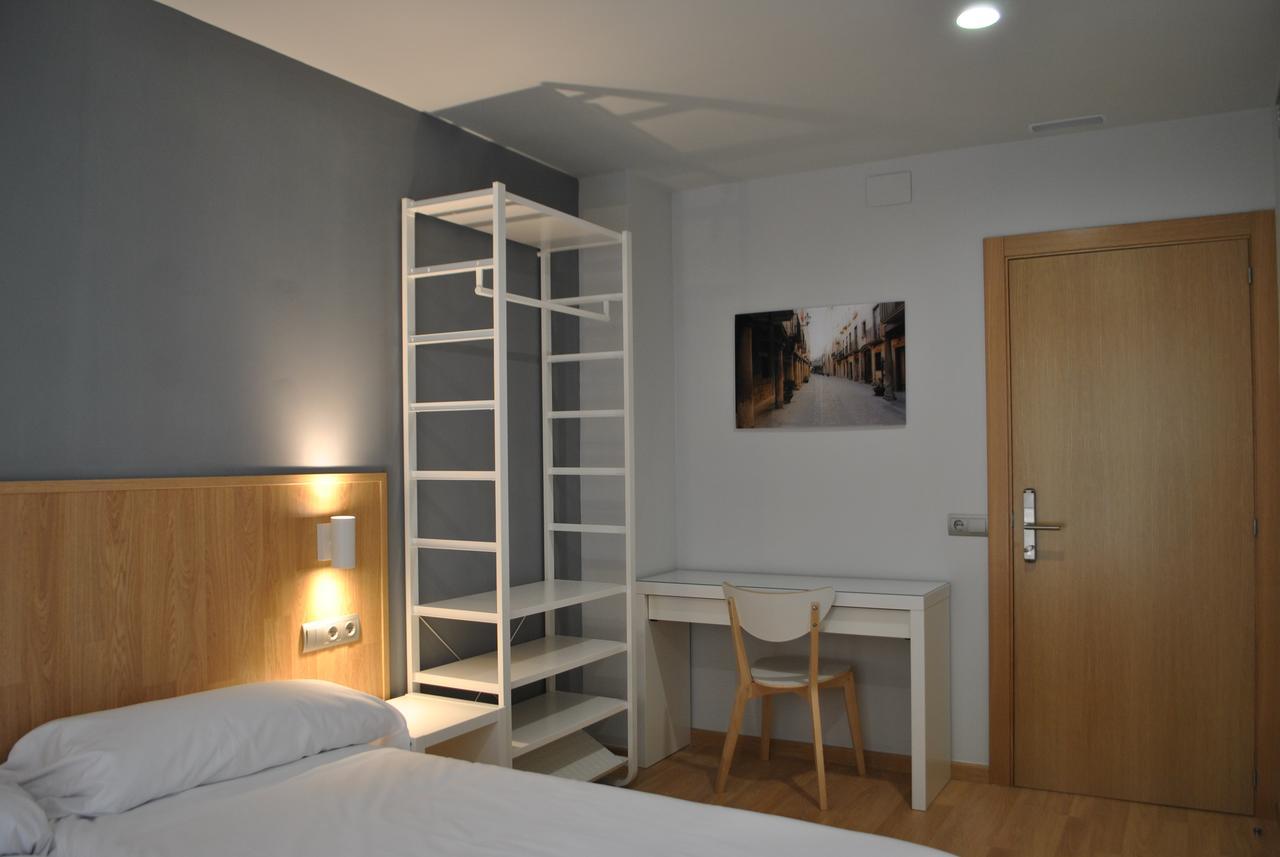 Hostal Universitat Сервера Екстериор снимка
