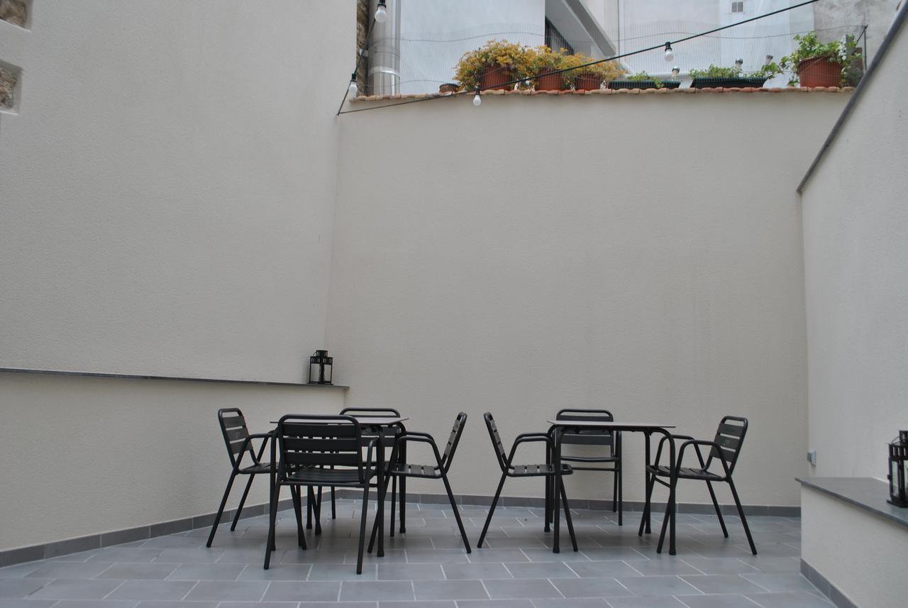 Hostal Universitat Сервера Екстериор снимка