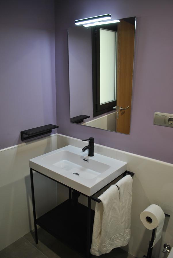 Hostal Universitat Сервера Екстериор снимка