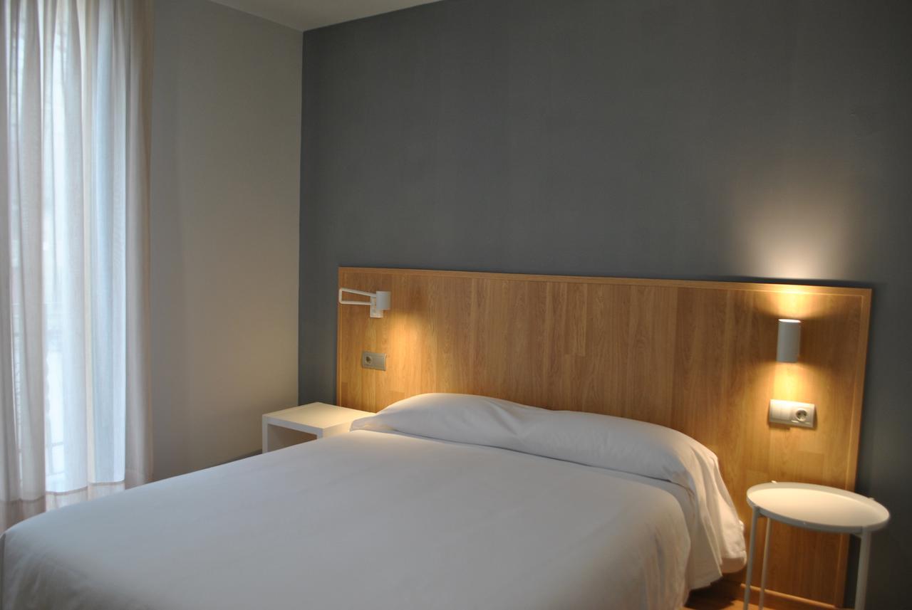 Hostal Universitat Сервера Екстериор снимка