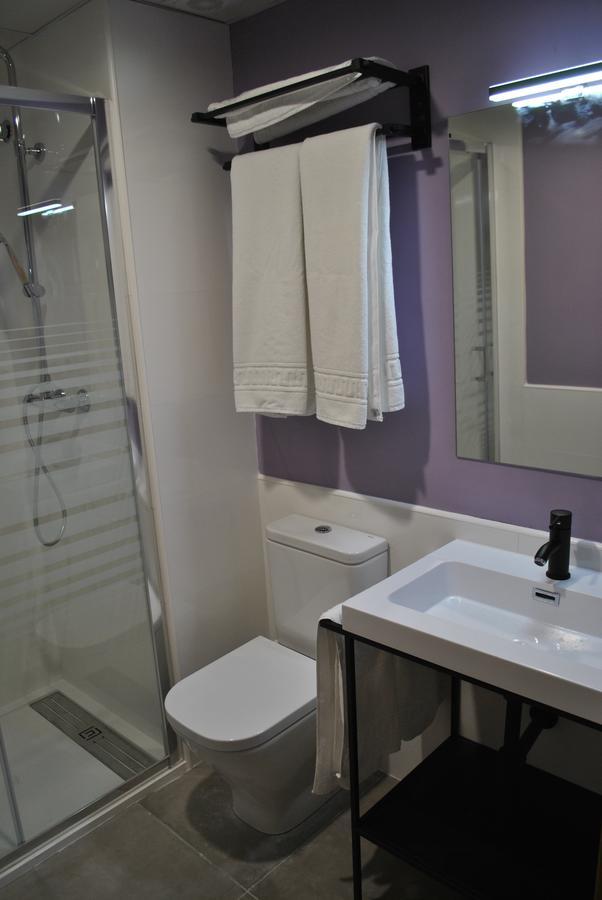 Hostal Universitat Сервера Екстериор снимка