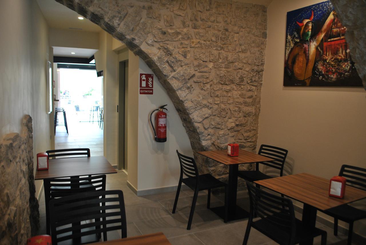 Hostal Universitat Сервера Екстериор снимка