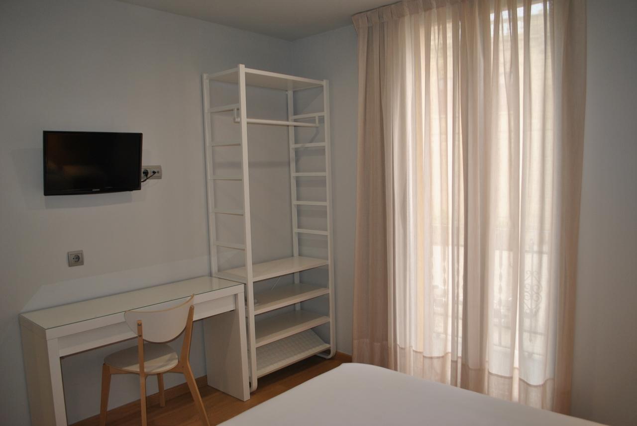 Hostal Universitat Сервера Екстериор снимка