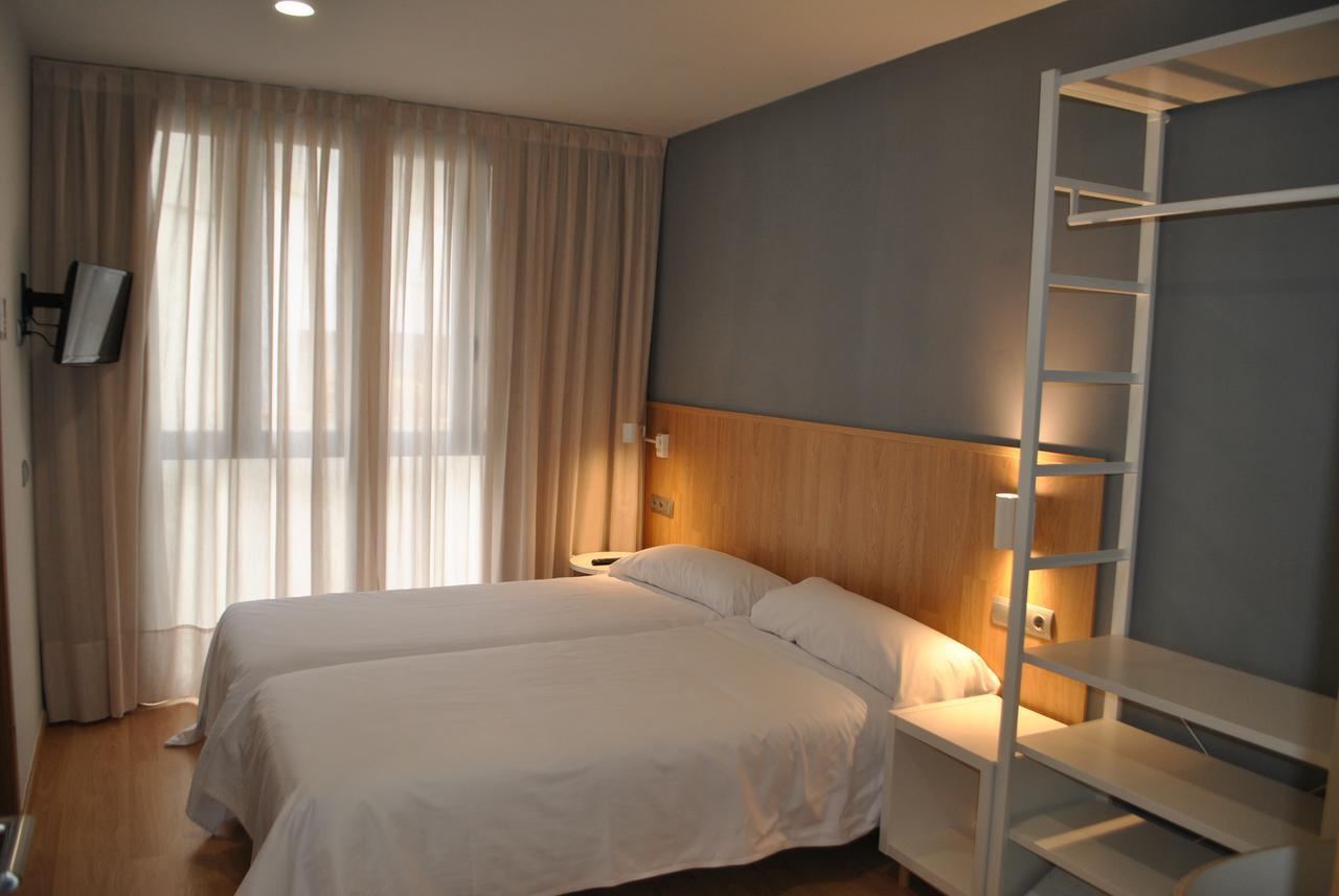 Hostal Universitat Сервера Екстериор снимка