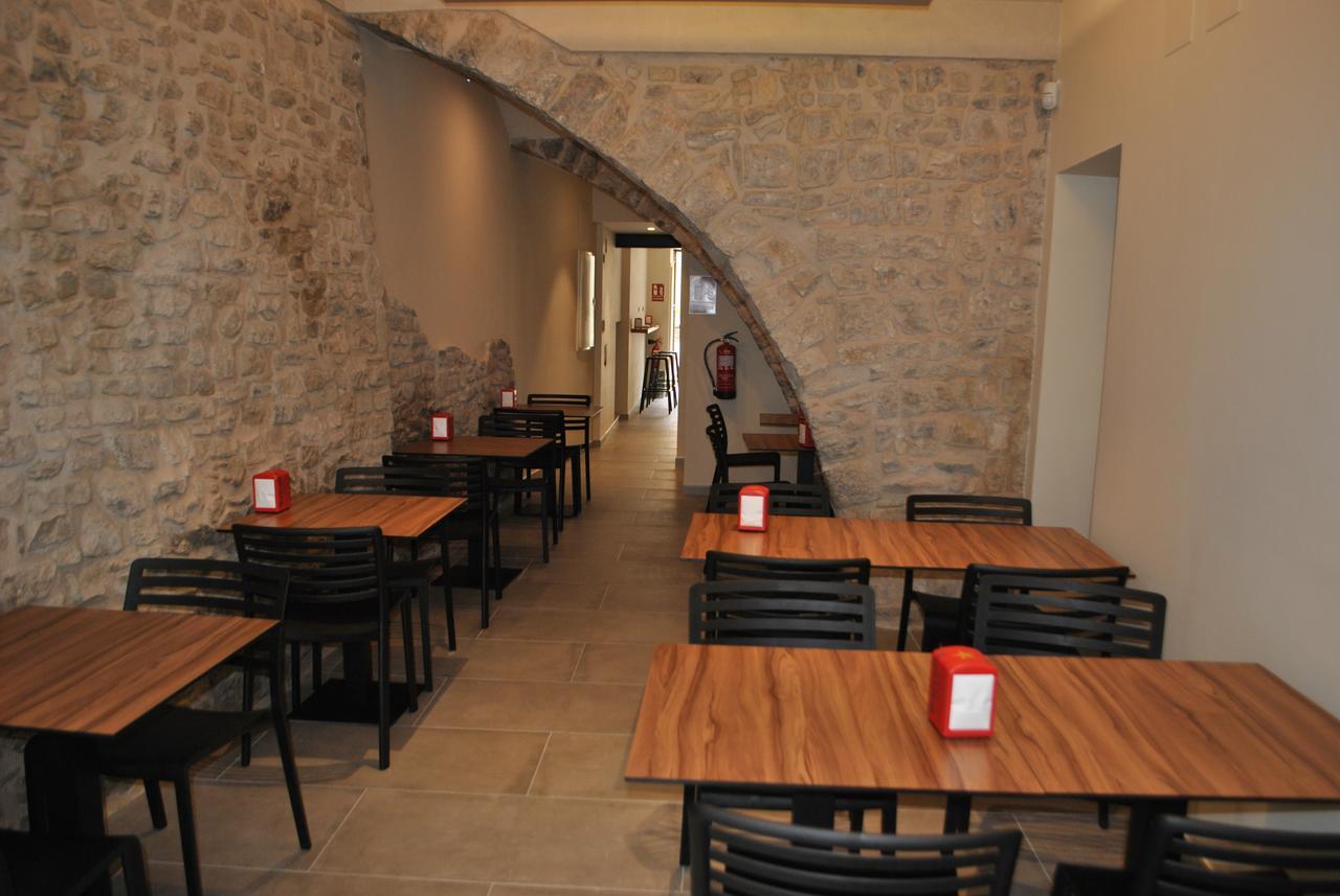 Hostal Universitat Сервера Екстериор снимка