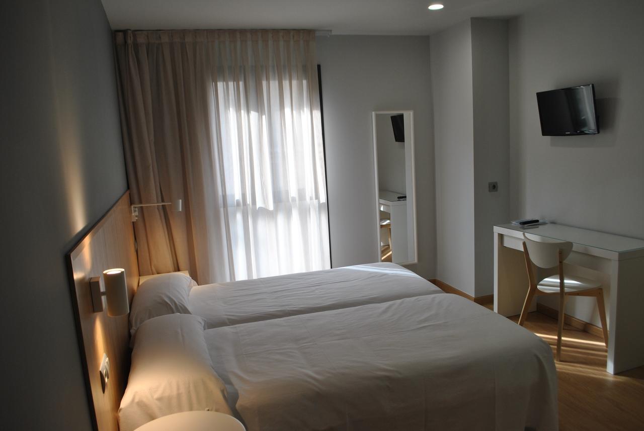 Hostal Universitat Сервера Екстериор снимка