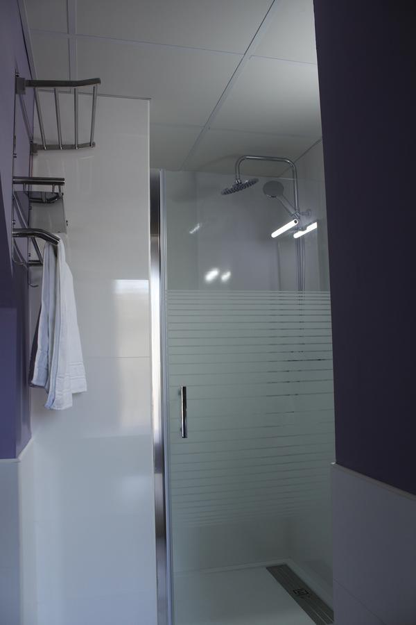 Hostal Universitat Сервера Екстериор снимка