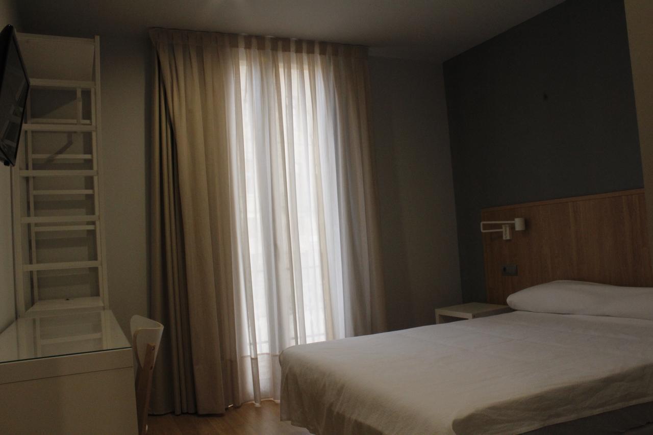 Hostal Universitat Сервера Екстериор снимка