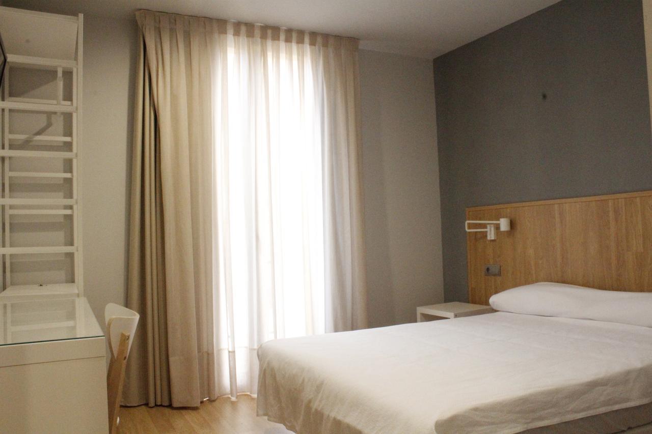 Hostal Universitat Сервера Екстериор снимка
