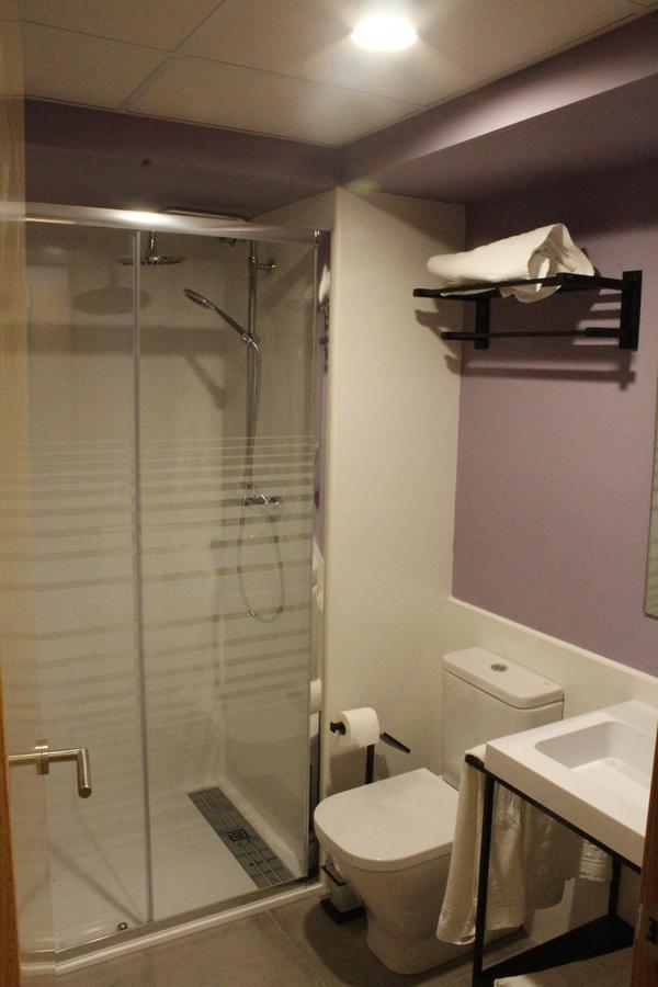 Hostal Universitat Сервера Екстериор снимка