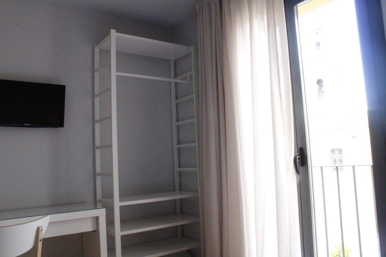 Hostal Universitat Сервера Екстериор снимка