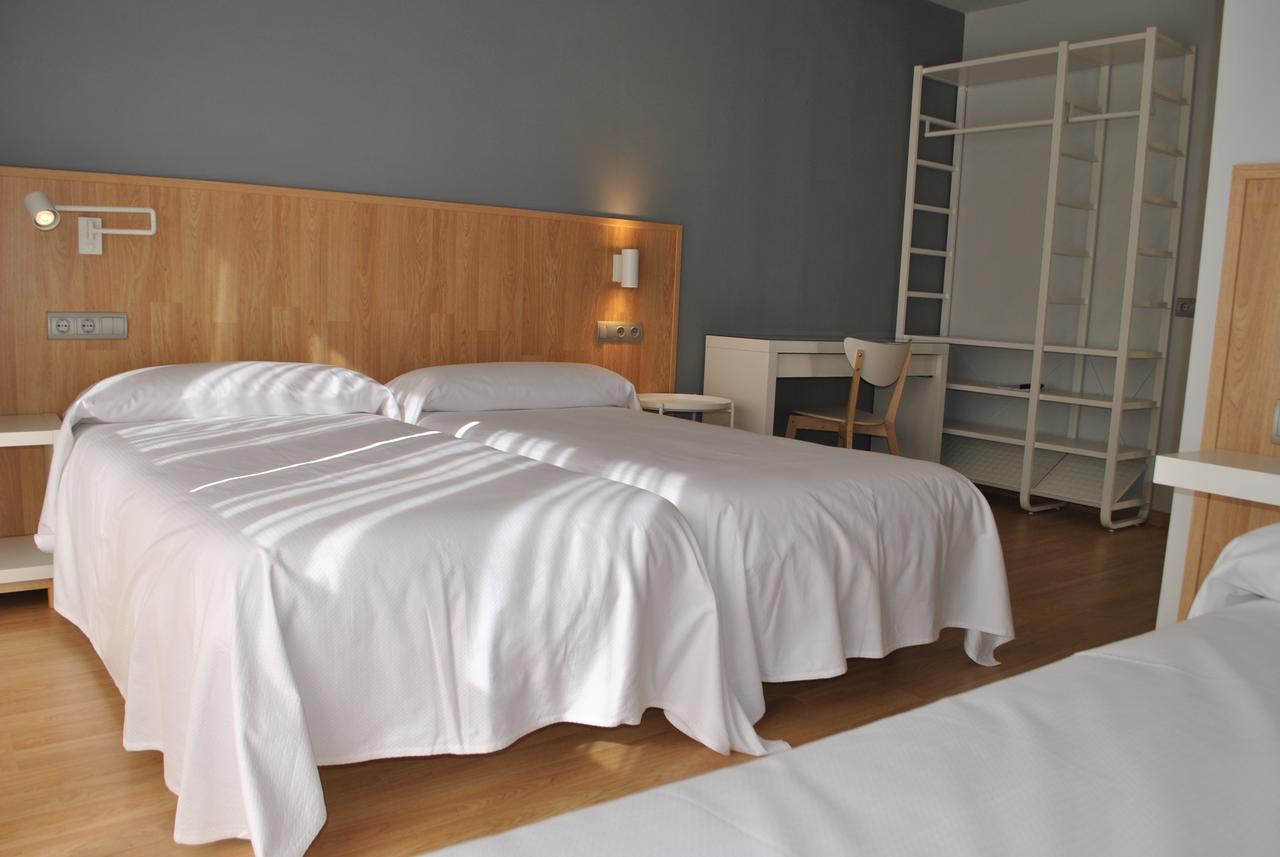 Hostal Universitat Сервера Екстериор снимка