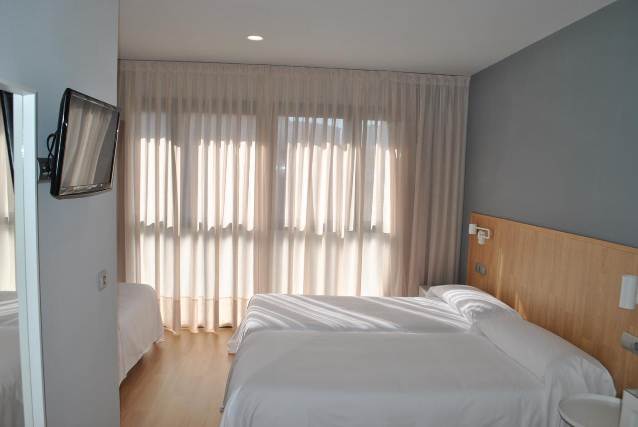 Hostal Universitat Сервера Екстериор снимка