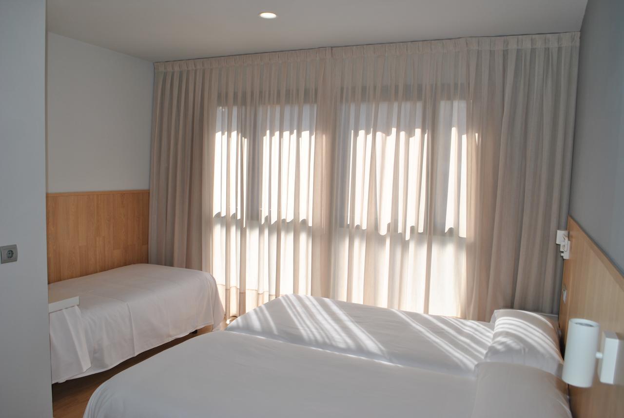 Hostal Universitat Сервера Екстериор снимка