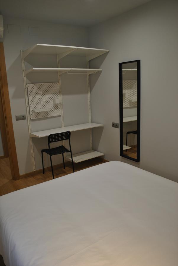 Hostal Universitat Сервера Екстериор снимка