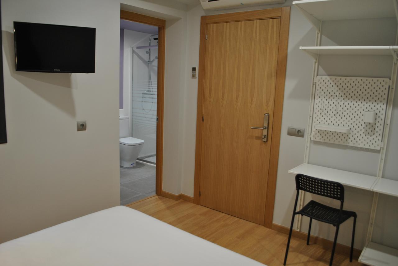 Hostal Universitat Сервера Екстериор снимка