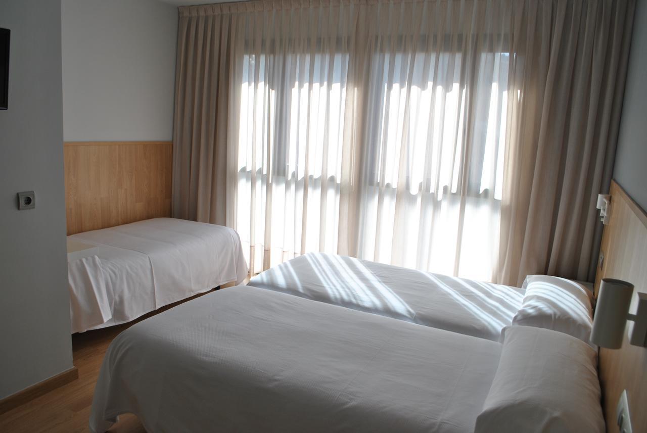 Hostal Universitat Сервера Екстериор снимка