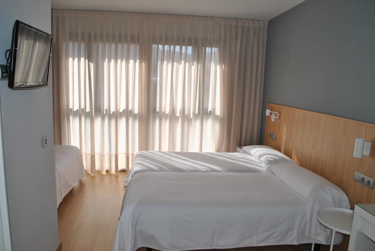 Hostal Universitat Сервера Екстериор снимка