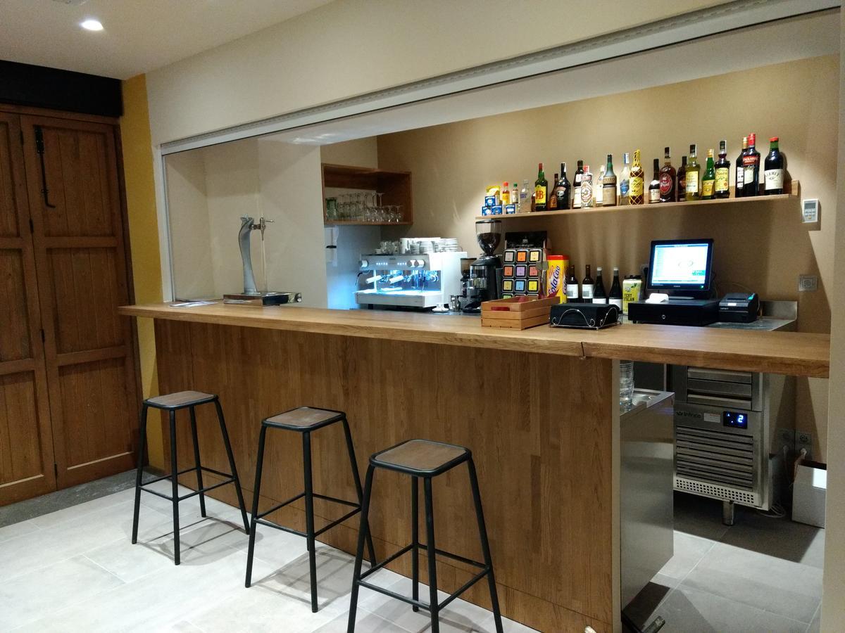 Hostal Universitat Сервера Екстериор снимка