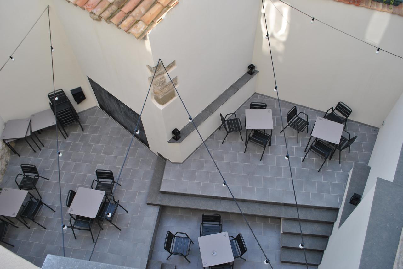 Hostal Universitat Сервера Екстериор снимка