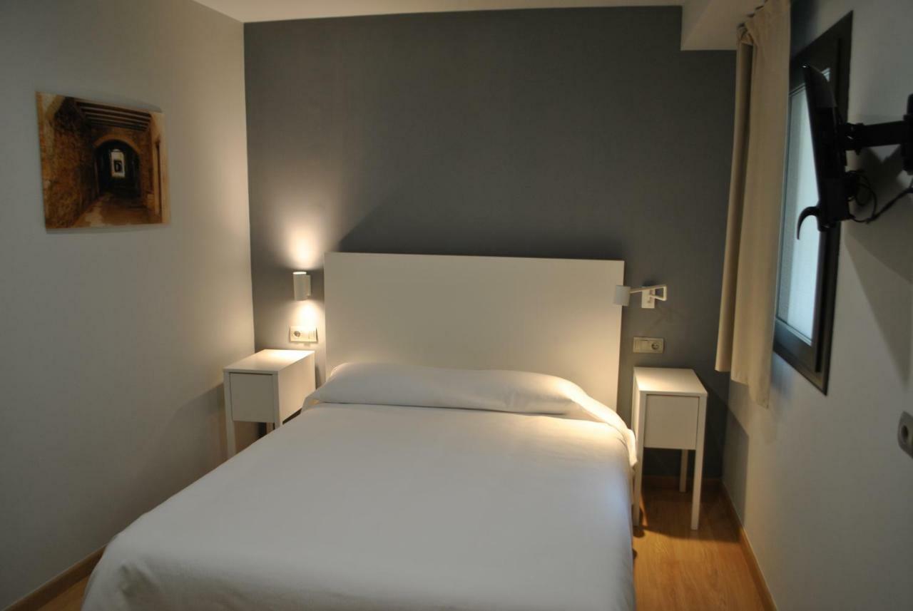 Hostal Universitat Сервера Екстериор снимка